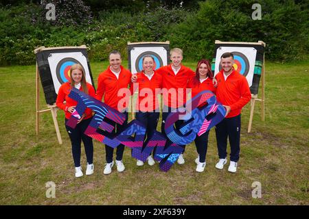 Bryony Pitman, Tom Hall, Megan Havers, Conor Hall, Penny Healey et Alex Wise lors de l'annonce de l'équipe de tir à l'arc Team GB Paris 2024 à Ackers Adventure, Birmingham. Date de la photo : lundi 1er juillet 2024. Banque D'Images