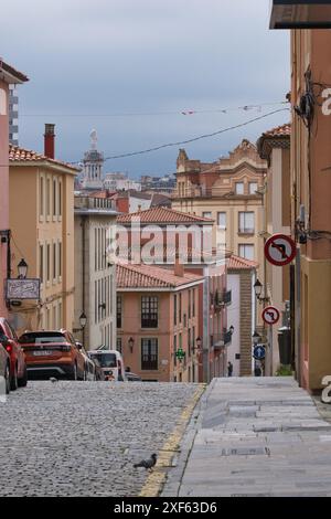 Guijón, Asturies / Espagne - 13 août 2020. Soirée d'été sur la Plaza Mayor avec l'arrêt de l'hôtel de ville. Banque D'Images