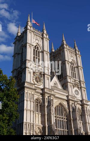 Westminster Abbey, Londres, et le drapeau de l'Union vole en Berne à partir d'un mât de drapeau haut au-dessus des tours, en deuil de la reine Elizabethspailleur Banque D'Images