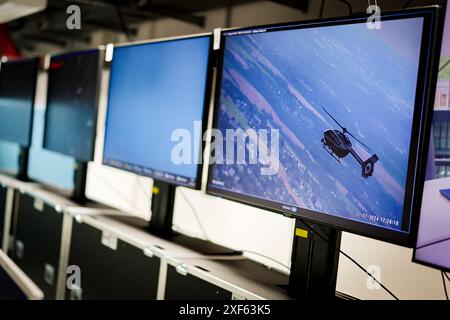 Uedem, Allemagne. 01 juillet 2024. Un hélicoptère de police en vol est montré sur un moniteur dans la salle de commandement de la surveillance aérienne à Uedem. La Bundeswehr présente la protection de l'espace aérien lors des Championnats d'Europe de football. La Bundeswehr a mis en place un centre d'opérations aériennes pour fournir une assistance administrative aux forces de police des états fédéraux et au contrôle aérien allemand. Crédit : Christoph Reichwein/dpa/Alamy Live News Banque D'Images