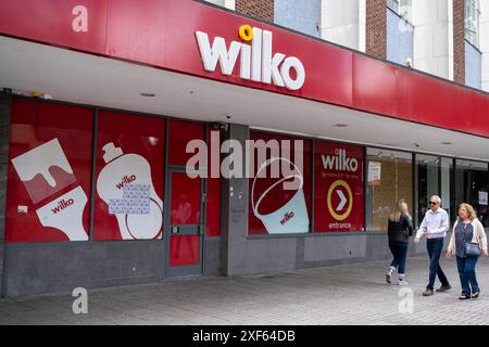 Espace de vente fermé et vide pour la chaîne de magasins Wilko, un exemple du déclin de la grande rue britannique le 1er juillet 2024 à Londres, Royaume-Uni. En août 2023, la chaîne est entrée dans l'administration après avoir été confrontée à des problèmes financiers et d'approvisionnement. Peu de temps après, The Range acquiert alors la marque Wilko dont les derniers magasins sont maintenant fermés. Wilko a été relancé en tant que boutique en ligne et marque de la gamme en octobre 2023. Banque D'Images