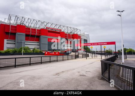 Manchester Trafford UK 29 juin 2024.vue extérieure du stade Old Trafford avec une bannière rouge de bienvenue par temps nuageux. Banque D'Images