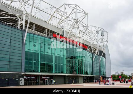 Manchester Trafford UK 29 juin 2024. Vue extérieure d'un célèbre stade de football par une journée nuageuse avec des gens se promenant autour. Banque D'Images