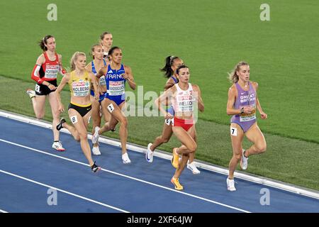 Keely Hodgkinson (GBR) dirige le groupe d'athlètes lors de la finale du 800 m féminin aux Championnats d'Europe d'athlétisme Roma 2024, Rome, Italie Banque D'Images