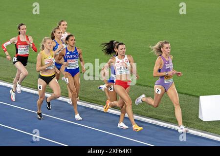 Keely Hodgkinson (GBR) dirige le groupe d'athlètes lors de la finale du 800 m féminin aux Championnats d'Europe d'athlétisme Roma 2024, Rome, Italie Banque D'Images