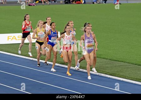 Keely Hodgkinson (GBR) dirige le groupe d'athlètes lors de la finale du 800 m féminin aux Championnats d'Europe d'athlétisme Roma 2024, Rome, Italie Banque D'Images