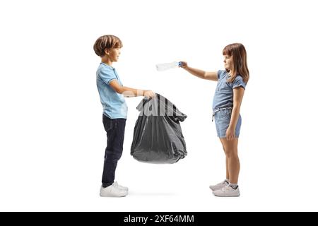 Enfants collectant des bouteilles en plastique dans un sac à déchets isolé sur fond blanc Banque D'Images