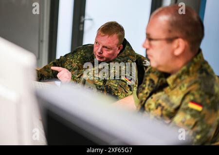Uedem, Allemagne. 01 juillet 2024. Deux soldats de la Bundeswehr sont assis devant des moniteurs dans la salle de commandement de la surveillance de l'espace aérien à Uedem. La Bundeswehr présente la protection de l'espace aérien lors des Championnats d'Europe de football. La Bundeswehr a mis en place un centre d'opérations aériennes pour fournir une assistance administrative aux forces de police des états fédéraux et au contrôle aérien allemand. Crédit : Christoph Reichwein/dpa/Alamy Live News Banque D'Images
