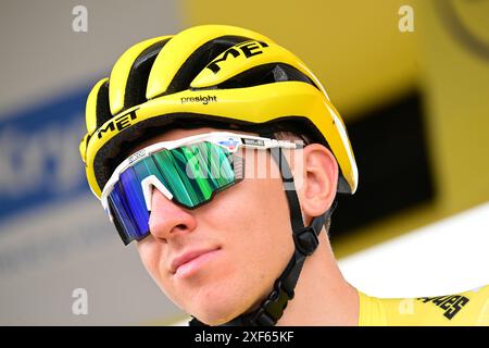 Tour de France 2024 étape 3 de Piacenza à Turin. Tadej Pogacar pour l'équipe des Émirats arabes Unis dans le maillot jaune du leader pendant la course. Crédit : Peter Goding/Alamy Live News Banque D'Images