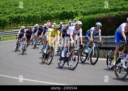 Tour de France 2024 étape 3 de Piacenza à Turin. Tadej Pogacar pour l'équipe des Émirats arabes Unis dans le maillot jaune du leader pendant la course. Crédit : Peter Goding/Alamy Live News Banque D'Images