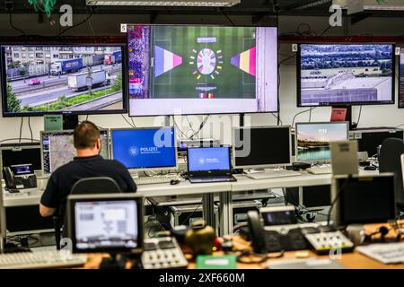 Uedem, Allemagne. 01 juillet 2024. Un employé est assis devant des moniteurs dans la salle de commandement de la surveillance de l'espace aérien à Uedem. La Bundeswehr présente la protection de l'espace aérien lors des Championnats d'Europe de football. La Bundeswehr a mis en place un centre d'opérations aériennes pour fournir une assistance administrative aux forces de police des états fédéraux et au contrôle aérien allemand. Crédit : Christoph Reichwein/dpa/Alamy Live News Banque D'Images