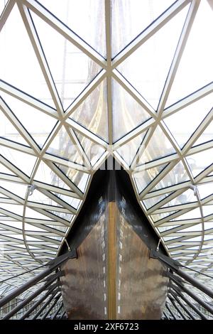 Vue sous la coque du Cuutty Sark à Greenwich, Londres, Angleterre Banque D'Images