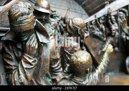 Une partie de la frise sur la sculpture en bronze du Meeting place à St Pancras Station, Londres, Angleterre Banque D'Images