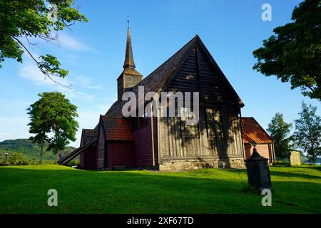 Une vue panoramique de la vieille église de bâton avec un clocher entouré de verdure et de ciel bleu à Kvernes à Averoy, Norvège Banque D'Images