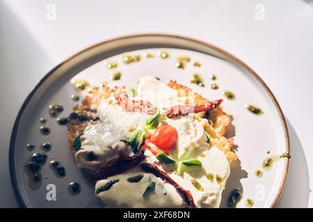 Gros plan de plats de légumes, diététiques. Crêpes de pommes de terre avec sauce à l'ail blanc. Petit déjeuner sain au restaurant. Il y a un endroit à copier. Photo de haute qualité Banque D'Images