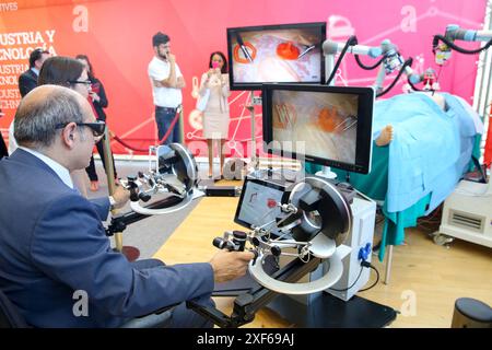 Jon Darpon, Ministre de la santé du Gouvernement Basque, développement d’un robot chirurgical avec vision 3D et sensations tactiles..ce projet a relié Banque D'Images