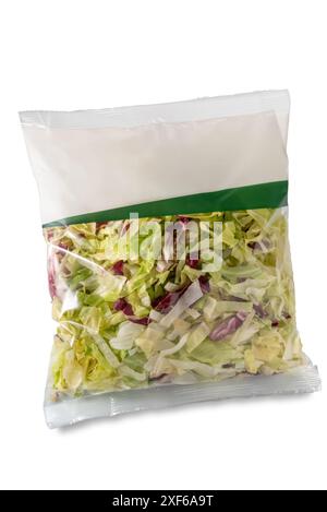 Salade de laitue et de chicorée coupée et lavée prête à manger dans un sac en plastique à vendre en supermarché, isolée sur blanc avec chemin de coupe inclus Banque D'Images