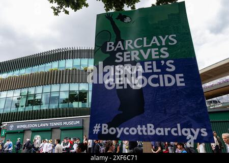 Londres, Royaume-Uni. 1er juillet 2024. Une pancarte est tenue par un activiste pro-palestinien lors d'une manifestation devant Wimbledon organisée par Palestine Solidarity Campaign (PSC), War on Want et Campaign Against Arms Trade (CAAT) pour souligner les investissements et prêts de Barclays dans des sociétés d'armement qui vendent des armes et des technologies militaires à Israël. Crédit : Mark Kerrison/Alamy Live News Banque D'Images