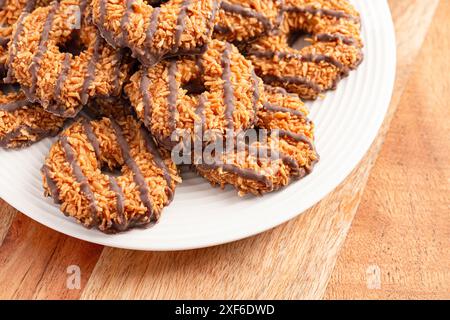 Biscuits rayés Fudge au caramel de noix de coco sur une table de cuisine en bois Banque D'Images