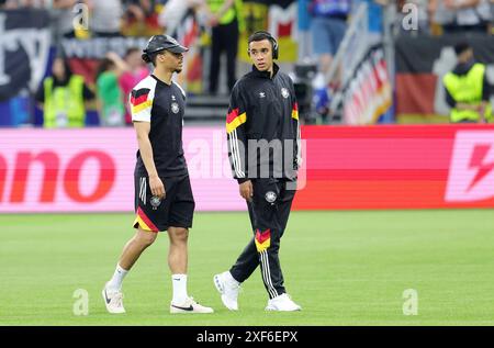 Francfort, Deutschland. 23 juin 2024. firo : 23.06.2024, Football, Football : UEFA EURO 2024, EM, Championnat d'Europe 2024, phase de groupes, M25, match 25, sui, Suisse - GER, Allemagne Leroy Sane d'Allemagne (l) et Jamal Musiala d'Allemagne avant le match crédit : dpa/Alamy Live News Banque D'Images