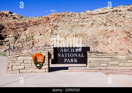 Moab, UT, États-Unis - 11 juin 2024 ; signe pour le parc national d'Arches et le bouclier du service des parcs nationaux dans l'Utah Banque D'Images