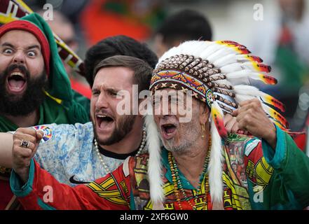 Hesse, Francfort, Allemagne. 01 juillet 2024, Hesse, Francfort-sur-le-main : Football : Championnat d'Europe, Portugal - Slovénie, finale, manche 16, Frankfurt Arena, les spectateurs costumés acclament avant le match. Photo : Uwe Anspach/dpa crédit : dpa Picture alliance/Alamy Live News Banque D'Images