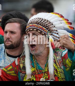 Hesse, Francfort, Allemagne. 01 juillet 2024, Hesse, Francfort-sur-le-main : Football : Championnat d'Europe, Portugal - Slovénie, finale, manche 16, Frankfurt Arena, les spectateurs costumés acclament avant le match. Photo : Uwe Anspach/dpa crédit : dpa Picture alliance/Alamy Live News Banque D'Images