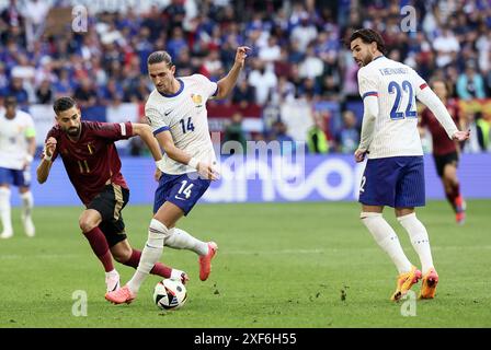 Dusseldorf, Allemagne. 01 juillet 2024. Le belge Yannick Carrasco, le français Adrien Rabiot et le français Theo Hernandez photographiés lors d'un match de football entre la France et l'équipe nationale belge de football Red Devils, lundi 1er juillet 2024 à Dusseldorf, Allemagne, le Round of 16 des championnats d'Europe de l'UEFA Euro 2024. BELGA PHOTO BRUNO FAHY crédit : Belga News Agency/Alamy Live News Banque D'Images