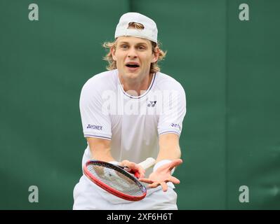 Londres, Royaume-Uni. 01 juillet 2024. Le belge Jeremy Doku réagit lors d'un match de tennis entre les Bergs belges et les Cazaux français, lors du premier tour de la compétition de simple masculin du tournoi de grand chelem de Wimbledon 2024 au All England Tennis Club, dans le sud-ouest de Londres, en Grande-Bretagne, lundi 1er juillet 2024. BELGA PHOTO BENOIT DOPPAGNE crédit : Belga News Agency/Alamy Live News Banque D'Images