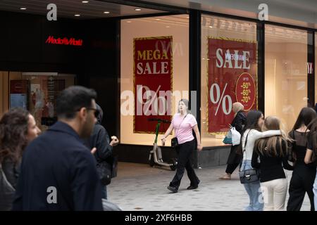 Bruxelles, Belgique. 01 juillet 2024. Un panneau publicitaire de rabais est vu lors du début officiel des soldes d'été, lundi 01 juillet 2024 à Nieuwstraat, Bruxelles. BELGA PHOTO JONAS ROOSENS crédit : Belga News Agency/Alamy Live News Banque D'Images