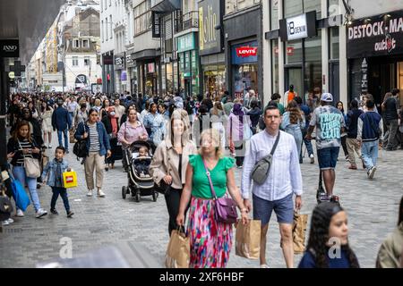 Bruxelles, Belgique. 01 juillet 2024. Des gens sont vus dans une rue commerçante lors du début officiel des soldes d’été, lundi 01 juillet 2024 à Nieuwstraat, Bruxelles. BELGA PHOTO JONAS ROOSENS crédit : Belga News Agency/Alamy Live News Banque D'Images