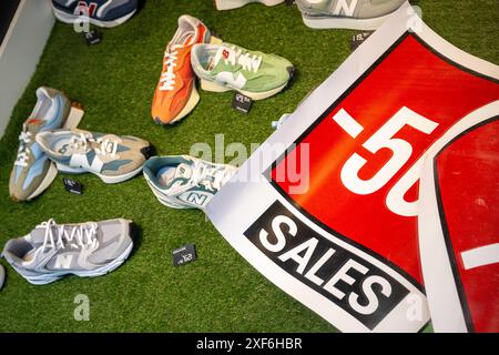 Bruxelles, Belgique. 01 juillet 2024. Un panneau publicitaire de rabais est vu lors du début officiel des soldes d'été, lundi 01 juillet 2024 à Nieuwstraat, Bruxelles. BELGA PHOTO JONAS ROOSENS crédit : Belga News Agency/Alamy Live News Banque D'Images