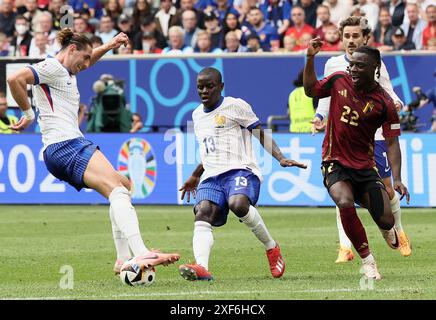 Dusseldorf, Allemagne. 01 juillet 2024. Les Français Adrien Rabiot, N'Golo Kante et Jeremy Doku, en action lors d'un match de football entre la France et l'équipe belge Red Devils, lundi 1er juillet 2024 à Dusseldorf, Allemagne, le Round of 16 des championnats d'Europe UEFA Euro 2024. BELGA PHOTO BRUNO FAHY crédit : Belga News Agency/Alamy Live News Banque D'Images