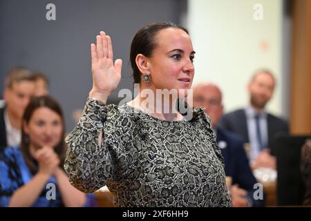 Eupen, Belgique. 01 juillet 2024. Lydia Klinkenberg prête le serment photographié lors d’une session plénière pour installer le parlement nouvellement élu de la Deutschsprachige Gemeinschaft Belgiens (Communauté germanophone de Belgique) à Eupen le lundi 1er juillet 2024. BELGA PHOTO JOHN THYS crédit : Belga News Agency/Alamy Live News Banque D'Images