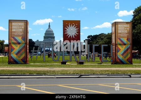 Washington, District de Columbia, États-Unis. 1er juillet 2024. De grandes enseignes peuvent être vues pour le festival de folkvie Smithsonian, qui se tient dans le National Mall. Le Capitole peut être vu en arrière-plan. (Crédit image : © Evan Golub/ZUMA Press Wire) USAGE ÉDITORIAL SEULEMENT! Non destiné à UN USAGE commercial ! Banque D'Images