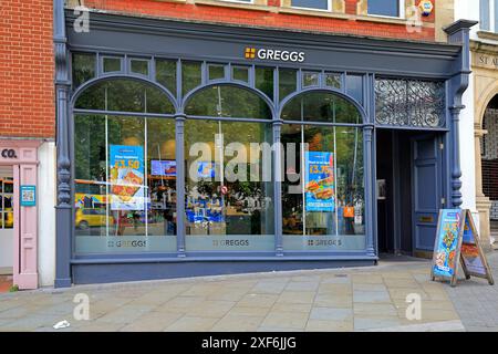 Front du magasin Greggs, centre-ville de Bristol. Prise juin / juillet 2024 Banque D'Images