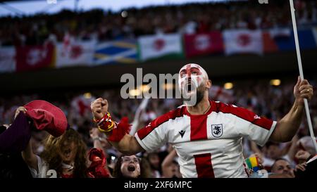 Cologne, Allemagne. 30 juin 2024. Les fans de Géorgie célèbrent lors de la manche de l'UEFA EURO 2024 de 16 matchs de football entre l'Espagne et la Géorgie. Crédit : Nicolò Campo/Alamy Live News Banque D'Images