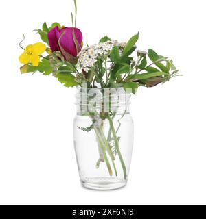 Différentes fleurs dans un vase en verre isolé sur blanc Banque D'Images