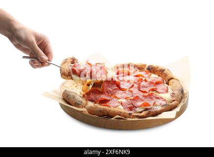 Femme prenant un morceau de pizza pepperoni savoureuse sur fond blanc, gros plan Banque D'Images