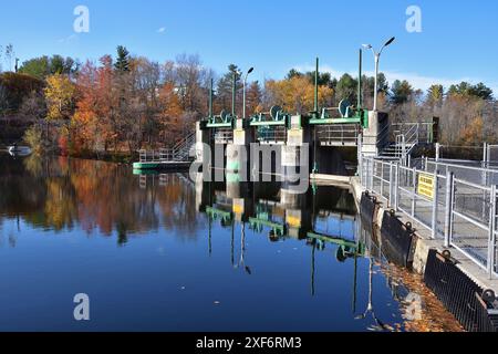 Avis de danger, accès interdit à Strickly, barrage hydraulique. Barrage électrique de la rivière Magog Drummond. Vanne de contrôle du niveau d'eau. Installation de production d'hydroélectricité. Banque D'Images