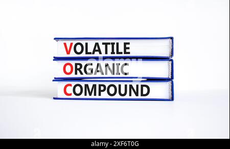 Symbole de composé organique volatil COV. Mots conceptuels composé organique volatil VOC sur de beaux livres. Beau fond blanc. Volatil. COV d'affaires Banque D'Images