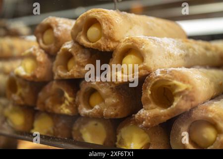 Petits pains sucrés italiens à la crème à la vanille à Naples. Rouleaux de canolli sicilien, сuisine en Italie. Café et sucreries en Italie du Sud Banque D'Images