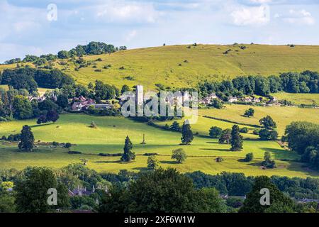 Lumière du soir sur le village de Selsley sur l'escarpement des Cotswold au-dessus des vallées de Stroud dans le Gloucestershire, Angleterre Royaume-Uni Banque D'Images