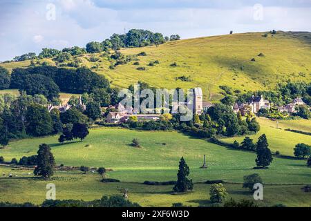 Lumière du soir sur le village de Selsley sur l'escarpement des Cotswold au-dessus des vallées de Stroud dans le Gloucestershire, Angleterre Royaume-Uni Banque D'Images