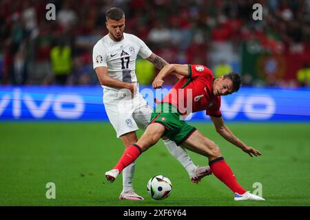 Francfort, Allemagne. 01 juillet 2024. Jan Mlakar, de Slovénie, et Joao Palinha, du Portugal, lors du match de l'UEFA Euro 2024 opposant le Portugal et la Slovénie, ronde 16, ont joué au Frankfurt Arena le 1er juillet 2024 à Francfort, en Allemagne. (Photo de Bagu Blanco/PRESSINPHOTO) crédit : AGENCE SPORTIVE PRESSINPHOTO/Alamy Live News crédit : AGENCE SPORTIVE PRESSINPHOTO/Alamy Live News Banque D'Images
