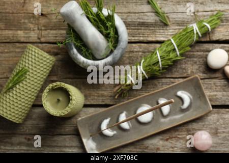 Composition de pose plate avec bâton d'encens dans le support sur la table en bois Banque D'Images