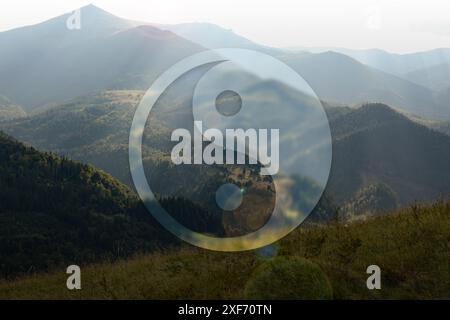 Symbole Yin et Yang contre paysage de montagne pittoresque Banque D'Images