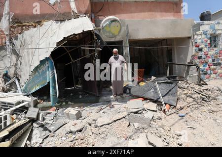 Tulkarm, Tulkarm en Cisjordanie. 1er juillet 2024. Un palestinien se tient devant un bâtiment endommagé suite à un raid israélien dans le camp de réfugiés de Nour Shams, à l’est de la ville de Tulkarem en Cisjordanie, le 1er juillet 2024. Deux Palestiniens ont été tués lundi par l'armée israélienne lors d'une opération militaire dans le camp de réfugiés de Nour Shams, ont indiqué des sources palestiniennes. Crédit : Nidal Eshtayeh/Xinhua/Alamy Live News Banque D'Images