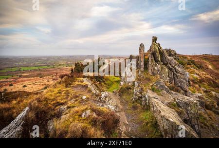 Panorama sur landes et collines depuis le point rocheux le plus élevé de Bretagne. Roch Trevezel, massif des Monts d'Arrée en Bretagne Banque D'Images