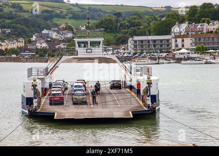 Voitures sur le ferry à câble plus élevé de Dartmouth traversant la fléchette de la rivière de Dartmouth à Kingswear Banque D'Images